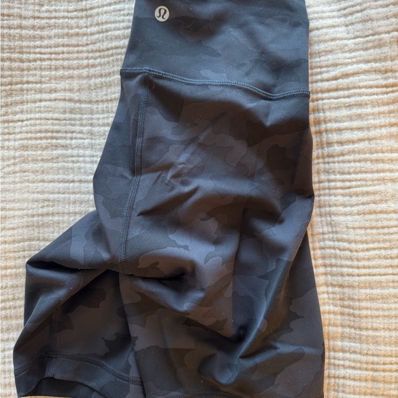 Black Camo Wunder Under Shorts in size 6 - Picture 2 of 3